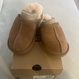 UGG Kids Slippers in Chestnut Brown